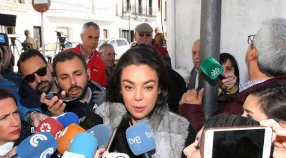 Patricia Catalina atendiendo a los medios de comunicación