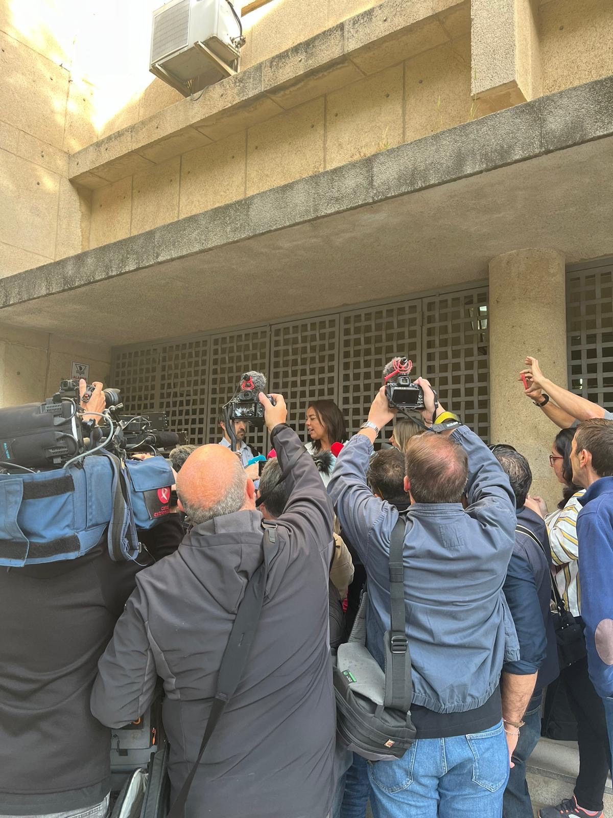Patricia Catalina atendiendo a los medios
